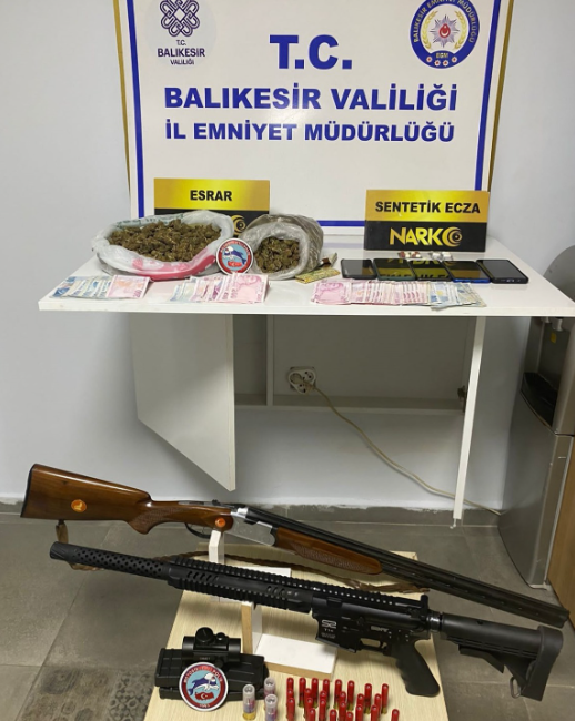 Ayvalık’ta Yunus ekipleri tarafından yakalanan şahısların evinden yüksek miktarda uyuşturucu