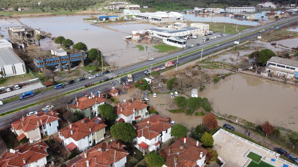 Ayvalık’ta yaşanan su baskınları dron ile görüntülendi Meteorolojinin “Turuncu alarm” verdiği 7 kentten biri olan Balıkesir’de kuvvetli