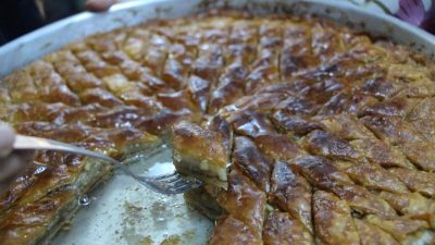 Amasya’nın Aydınca köyünde el emeğiyle hazırlanan tatlı türü baklavanın yapımında
