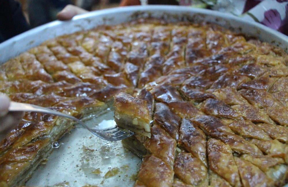 Amasya’nın Aydınca köyünde el emeğiyle hazırlanan tatlı türü baklavanın yapımında