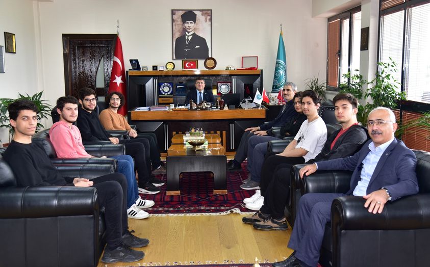 BAÜN Rektörü Oğurlu, Misya Oyun Geliştirme takımıyla buluştu BAÜN Misya Games Oyun Geliştirme Takımı öğrencileri 2’nci olarak döndükleri