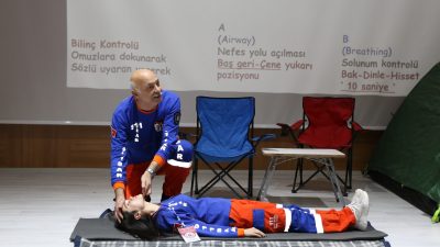 Bandırma Onyedi Eylül Üniversitesi (BANÜ) öğrencilerine ilk yardım ve afet