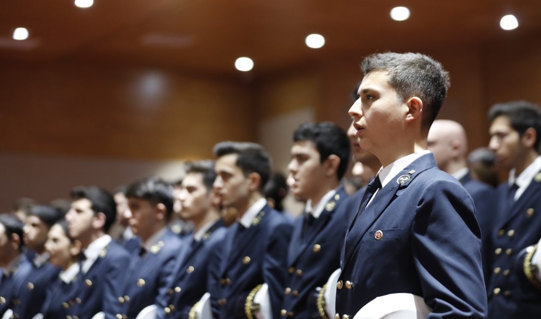 BANÜ Denizcilik Fakültesi öğrencilerine gerçekleştirilen Bröve takma töreninde, brövlerini Denizcilik