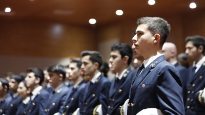 BANÜ Denizcilik Fakültesi öğrencilerine gerçekleştirilen Bröve takma töreninde, brövlerini Denizcilik