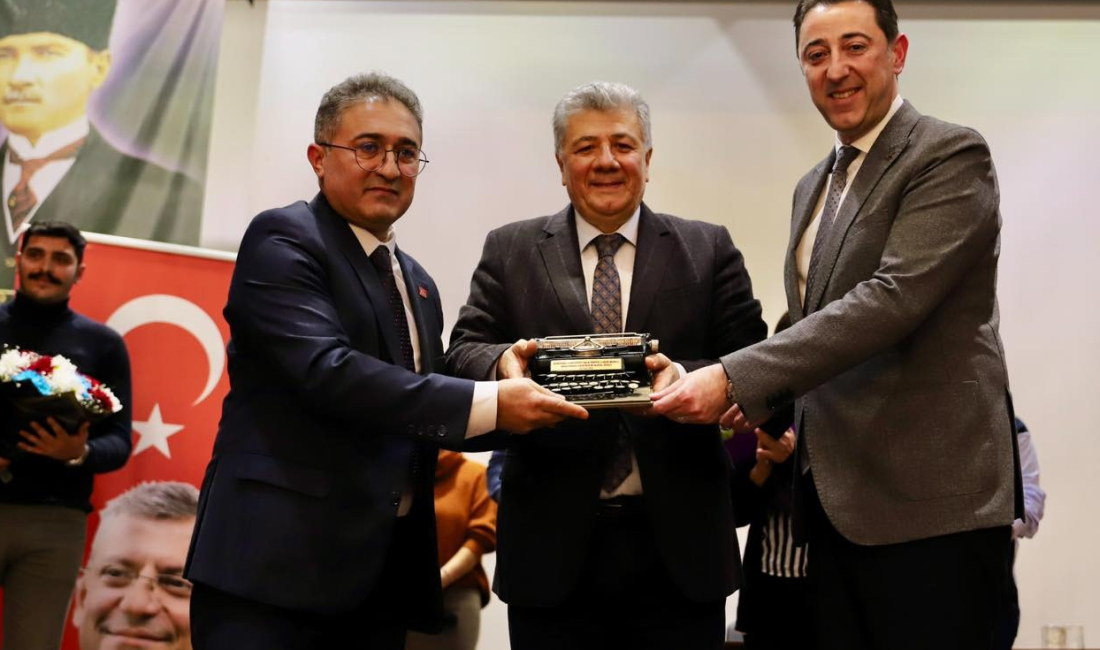 Balbay Bandırma’da okurlarıyla buluştu Cumhuriyet Halk Partisi Bandırma İlçe Örgütü tarafından 2’nci “Uğur Mumcu