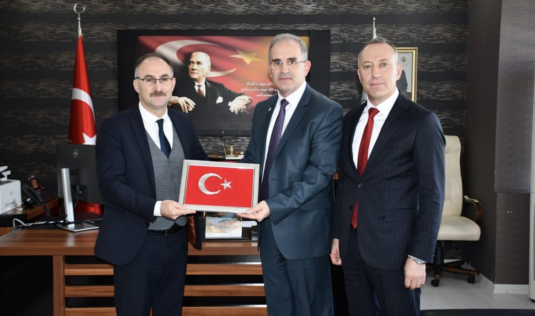 Balıkesir GSM’den Rektör Boz’a ziyaret BANÜ’ye yeni atanan Rektör Boz’a yapılan ziyaretlere bir yenisi daha