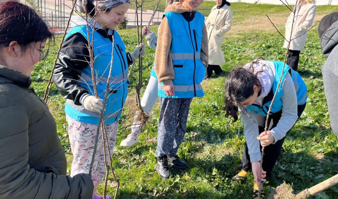 Balıkesir Kız Yurdu’nda fidan dikimi Balıkesir’de kız yurdunun bahçesine Cumhuriyet’in 100. yılı ve yeşillendirme çalışmaları