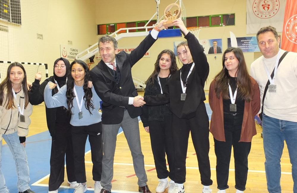 Burhaniye’de Mahalle Ligi ödül töreni düzenlendi Burhaniye’de, Balıkesir Valiliği, Balıkesir Büyükşehir Belediyesi, Gençlik ve Spor İlçe