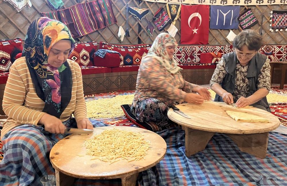 Sındırgı’da Ramazan sofraları için kadınların erişte mesaisi başladı Sındırgı’da Ramazan ayının yaklaşmasıyla beraber kadınlar imece usulü erişte, yufka