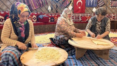 Sındırgı’da Ramazan ayının yaklaşmasıyla beraber kadınlar imece usulü erişte, yufka