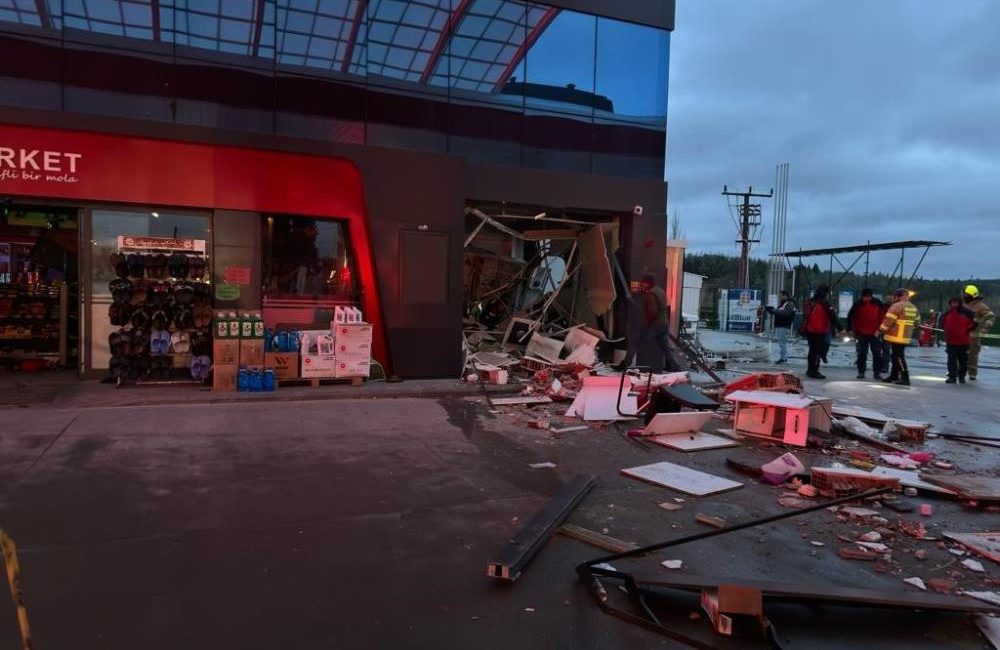 Balıkesir’de akaryakıt istasyonunda patlama: 2 yaralı Balıkesir’de bir akaryakıt istasyonun yönetim idari kısmında patlama meydana geldi.
