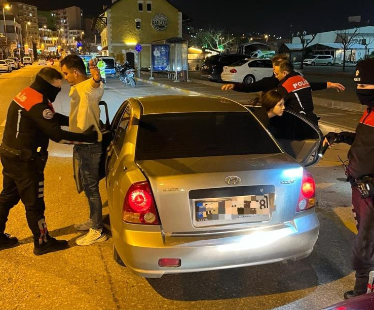 Balıkesir’de valiliğin koordinasyonunda asayiş polis ekiplerinin hakkında hapis ve arama