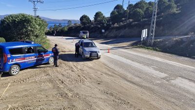 Balıkesir İl Jandarma Komutanlığı ekipleri, il genelinde gerçekleştirdiği uygulamada aranan