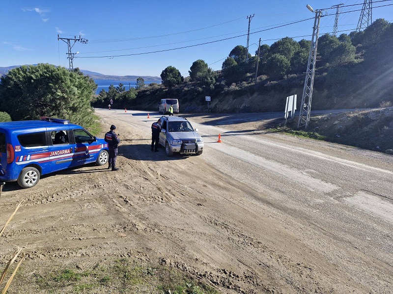 Balıkesir’de jandarma 15 aranan şahsı yakaladı Balıkesir İl Jandarma Komutanlığı ekipleri, il genelinde gerçekleştirdiği uygulamada aranan