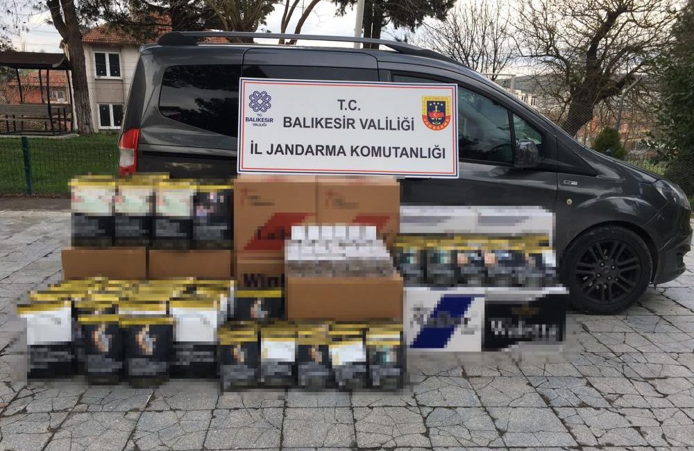Bidadiç’te kaçak tütün operasyonu: 2 gözaltı Bigadiç’te jandarma ekipleri bir araçta yaptıkları aramada 50 kilogram kıyılmış