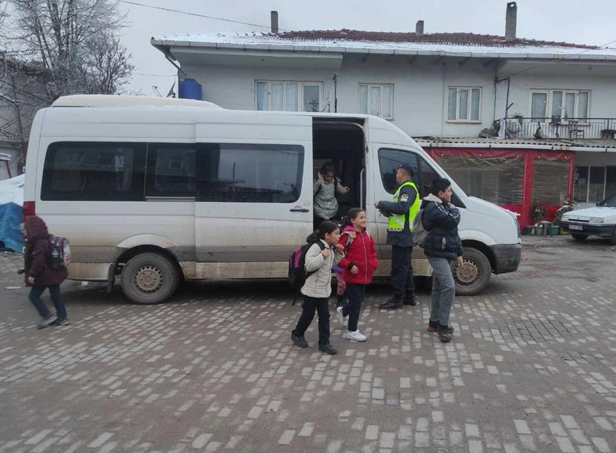 Balıkesir’de okul servislerine sıkı denetim Balıkesir’de servis sürücülerinin hassasiyetini üst seviyede tutarak güvenliği sağlamak ve