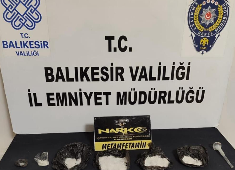 Balıkesir’de narkotik şube polisleri il girişinde bir araçta yaptıkları aramada