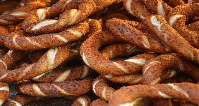 Balıkesir’de simite zam geldi Balıkesir’de 100 gramı 10 TL’den satılan simidin fiyatı 12,5 TL