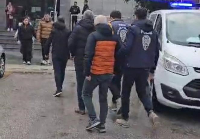 Balıkesir’de sosyal medya operasyonu 4 gözaltı Balıkesir’de Cumhuriyet Başsavcılığının talimatı ile sosyal medya üzerinden bazı kişileri