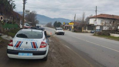 Balıkesir’de Trafik Jandarması tarafından sürücülere yönelik yapılan denetimde binlerce araç