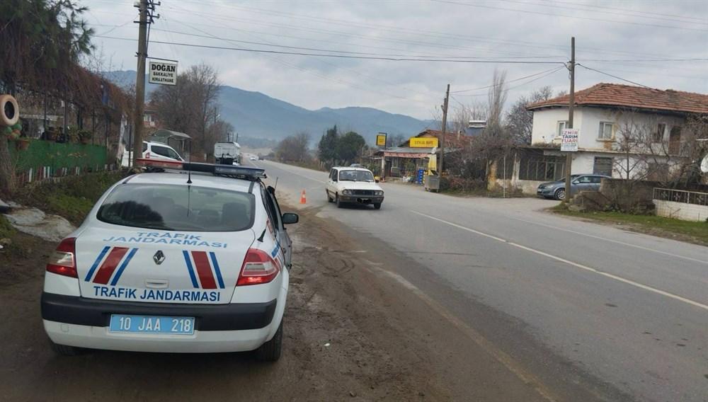 Balıkesir’de sürücülere alkol denetimi Balıkesir’de Trafik Jandarması tarafından sürücülere yönelik yapılan denetimde binlerce araç