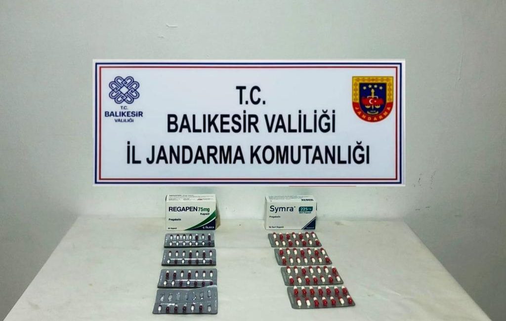 Balıkesir’deki operasyonunda 104 uyuşturucu hap ele geçirildi Uyuşturucu madde imal ve ticareti yapan 3 şüpheli şahsın aracıda