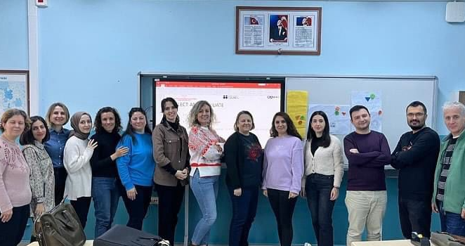 Balıkesir’in 9 ilçesinde İngilizce öğretmenlerine seminer Balıkesir’de İngilizce Öğretmenlerine yönelik düzenlenen “Mesleki Gelişim Topluluğu” semineri toplam
