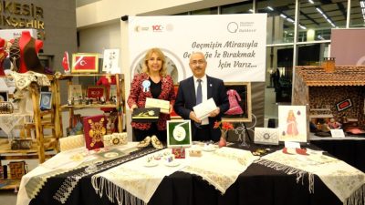 Balıkesir’in endemik bitkileri geleneksel tasarımlarla ön plana çıkartılıyor.AVLU Kongre Merkezindeki