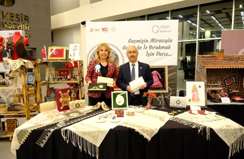 Balıkesir’in Endemik Bitkileri sanatla hayat buldu Balıkesir’in endemik bitkileri geleneksel tasarımlarla ön plana çıkartılıyor.AVLU Kongre Merkezindeki