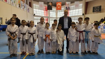Bandırmalı karateciler 15 sporcuyla katıldıkları yarışmadan 15 madalya ile dönerek