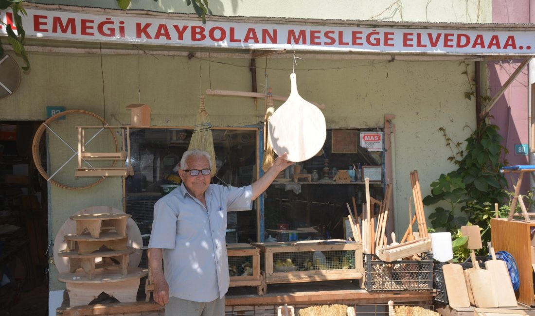 Bandırma marangoz Rasim amcasını son yolculuğuna uğurladı Bandırma’da uzun yıllardır Hacı Keşfettin Caddesi’nde bulunan marangozhanesinde hizmet veren