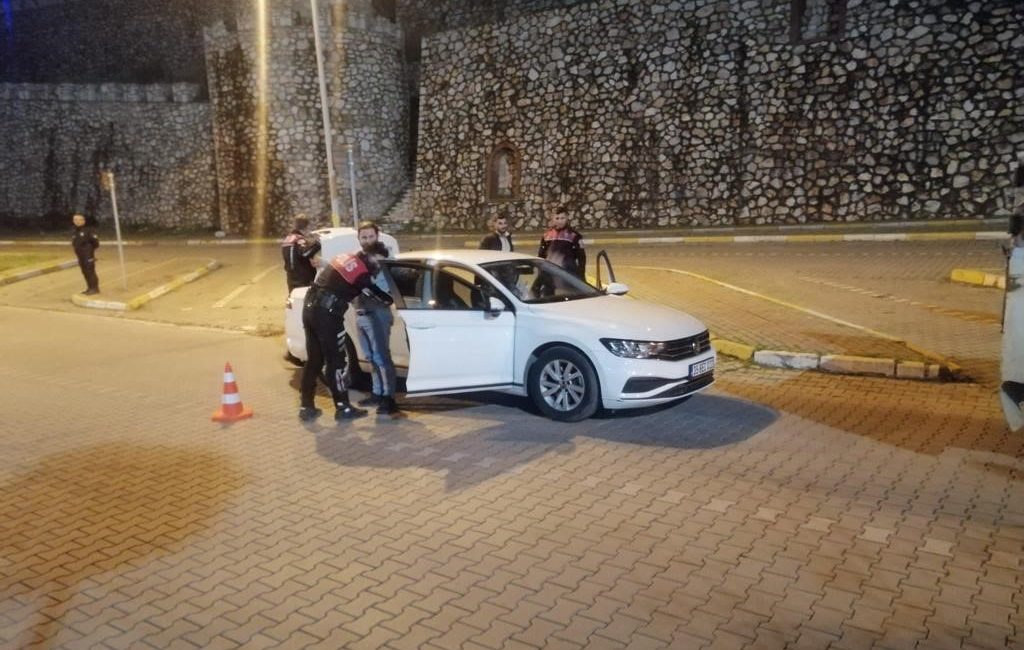 Bandırma’da 88 ekip ve 217 polisle uygulama Bandırma’da polis ekipleri tarafından yapılan Asayiş, Trafik ve Huzur Uygulamaları