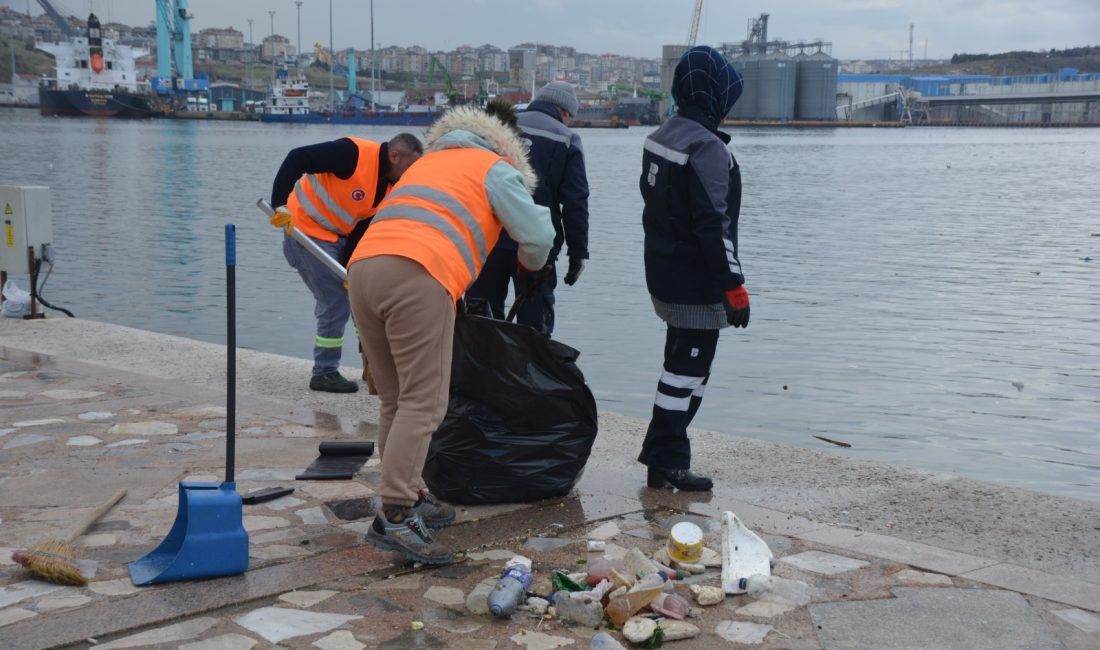 Bandırma’da deniz yüzeyi temizliği Bandırma’da deniz kıyısında biriken çöpler Balıkesir Büyükşehir Belediyesi ekipleri tarafından