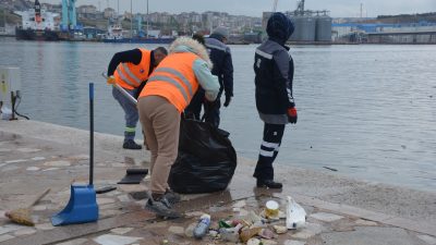 Bandırma’da deniz kıyısında biriken çöpler Balıkesir Büyükşehir Belediyesi ekipleri tarafından