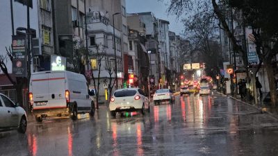 Bandırma’da yağış ve fırtına etkili oldu.Bandırma’da gece saatlerinden itibaren etkisini