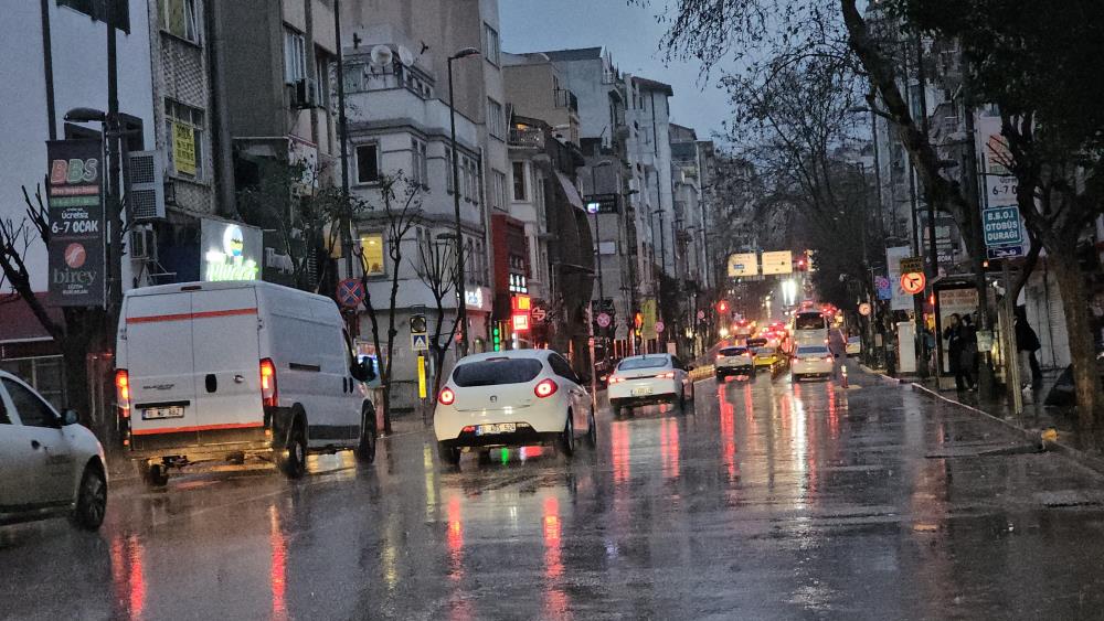 Bandırma’da fırtına ve yağış etkili oldu Bandırma’da yağış ve fırtına etkili oldu.Bandırma’da gece saatlerinden itibaren etkisini