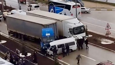 Bandırma’da, ticari minibüsün orta refüjü geçerek tırla kafa kafaya çarpıştığı
