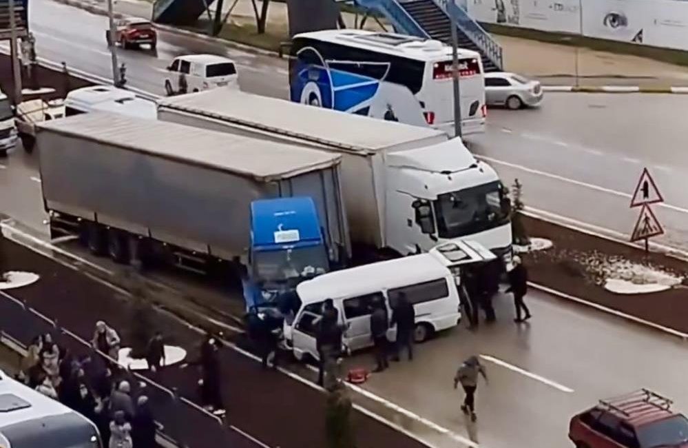 Bandırma’da karşı şeride savrulan minibüs tırla çarpıştı: 1 ölü, 2 yaralı Bandırma’da, ticari minibüsün orta refüjü geçerek tırla kafa kafaya çarpıştığı