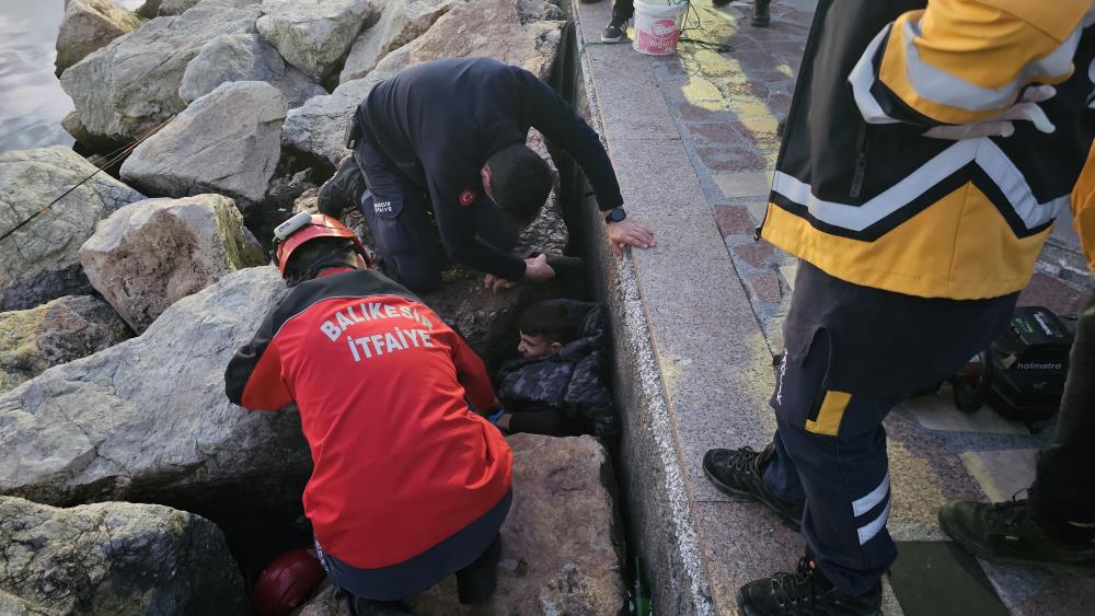 Bandırma’da kayalıklara sıkışan çocuğu itfaiye ekibi kurtardı Bandırma’da sahilde kayalıklara sıkışan bir çocuk, itfaiye ekipleri tarafından kurtarıldı.Edinilen