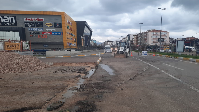 Bandırma’da kazalara neden olan kavşak yenileniyor Bandırma’da Liman AVM yakınında bulunan ve dönüş açısı nedeniyle çok
