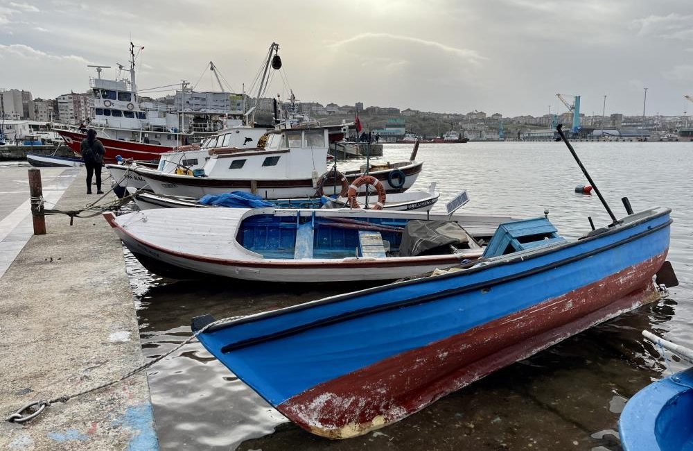 Bandırma’da şiddetli fırtına: Deniz seviyesi yarım metre yükseldi Bandırma’da, şiddetli yağış ve fırtına sonucu, onarım için karaya çekilen
