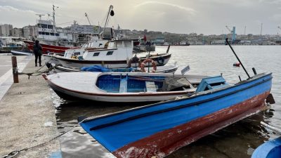 Bandırma’da, şiddetli yağış ve fırtına sonucu, onarım için karaya çekilen