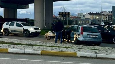 Bandırma’da iki otomobilin çarpışması sonucu 2 kişi yaralandı.Bandırma Gönen Yolu