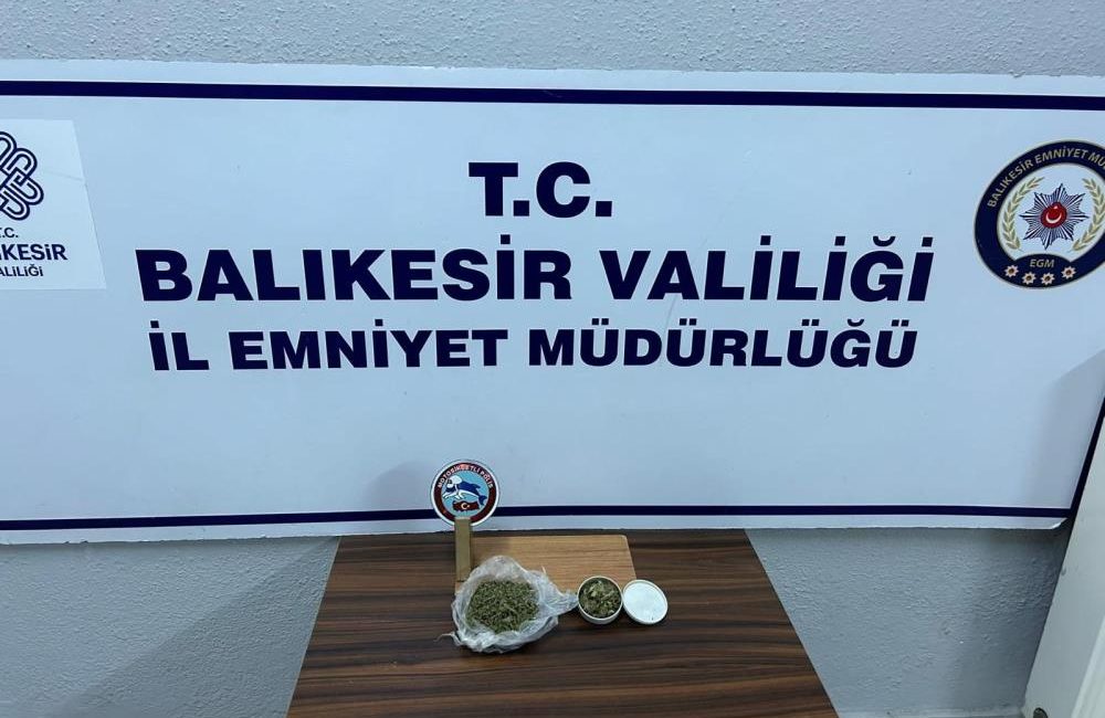 Bandırma’da uyuşturucuya geçit yok Bandırma’da durumundan şüphe edilerek durdurulan iki farklı şahsın üzerinden uyuşturucu