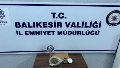 Bandırma’da durumundan şüphe edilerek durdurulan iki farklı şahsın üzerinden uyuşturucu