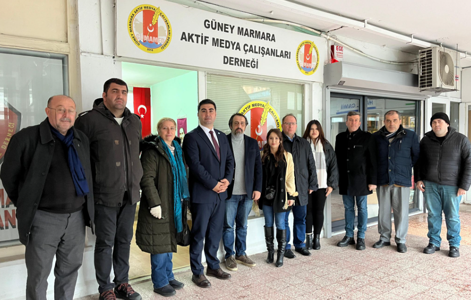 Bandırma’nın siyasileri gazetecileri unutmadı Bandırma’nın siyasi parti temsilcileri 10 Ocak Çalışan Gazeteciler Günü’nde GÜMAMED’i