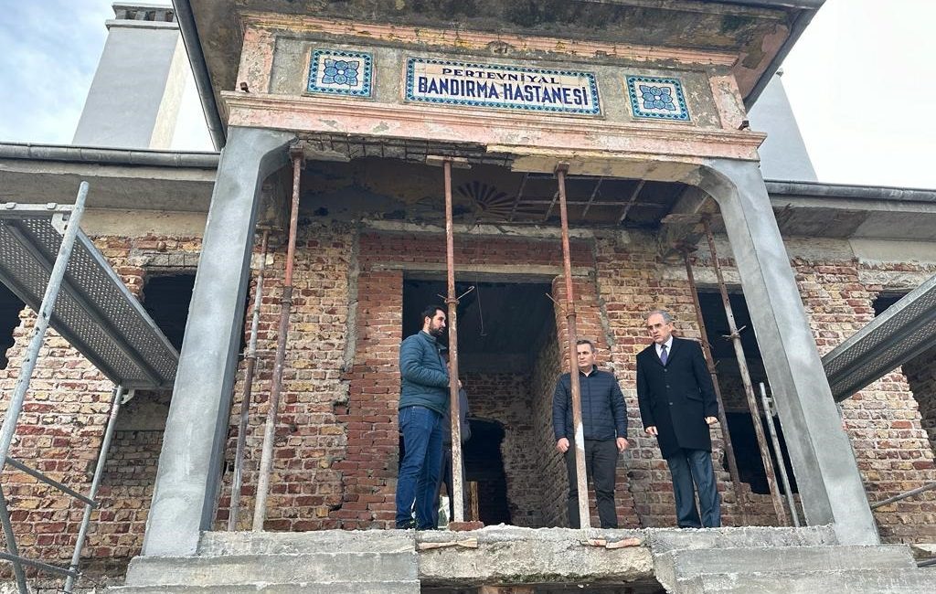 Bandırma’nın tarihi hastanesi Pertevniyal’deki restorasyonun biteceği tarih belli oldu BANÜ Rektörü Prof. Dr. Boz, üniversiteye tahsis edilen Pertevniyal Hastanesi’nin
