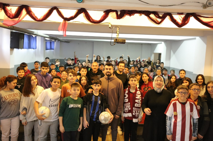 Bandırmasporlu futbolcular, Bandırma Esnaf Sanatkarlar Ortaokulu öğrencilerinin sorularını yanıtladı.Bandırmasporlu futbolcular,