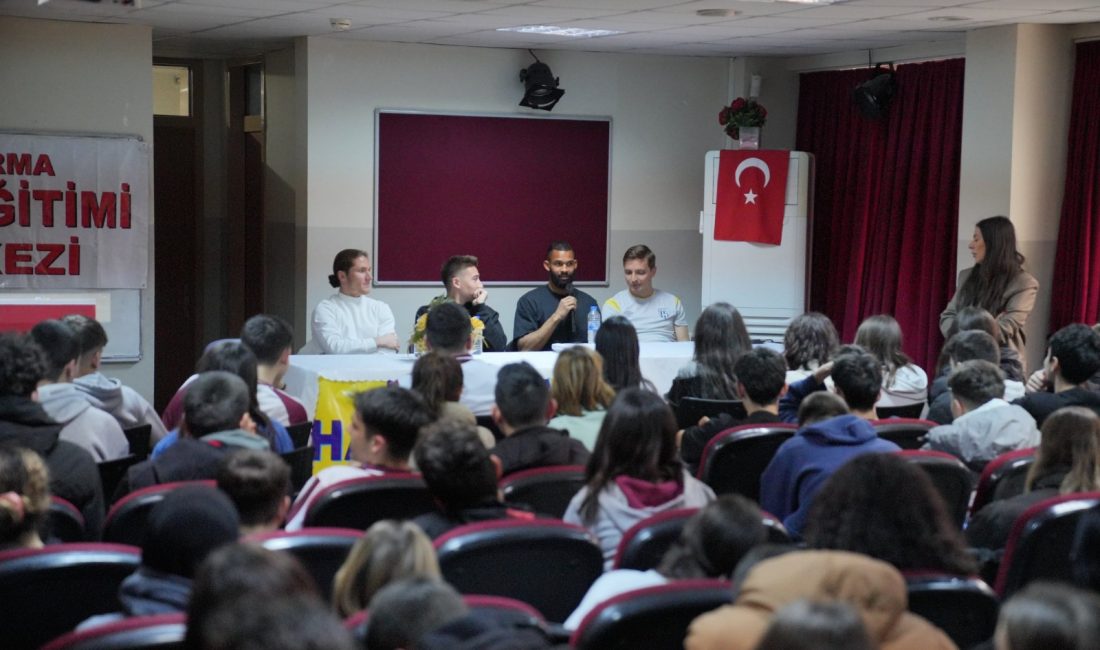 Bandırmaspor’un yıldızları öğrencilerle buluştu Bandırmalı öğrenciler ile düzenlenen söyleşide bir araya gelen Bandırmasporlu fubolcular,