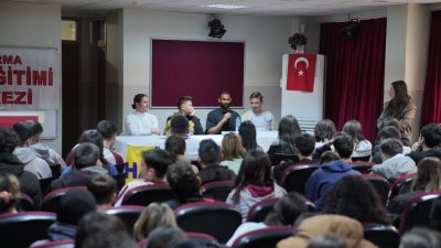 Bandırmalı öğrenciler ile düzenlenen söyleşide bir araya gelen Bandırmasporlu fubolcular,